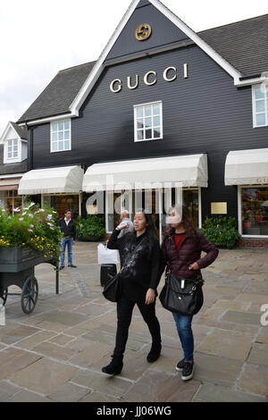 Shoppers arriving at Bicester Village rail station Stock Photo