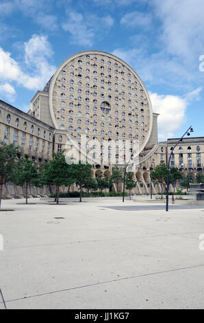 Les Arenes de Picasso, Housing development, aka Les Camemberts, West wing, viewed from within octagonal courtyard Stock Photo