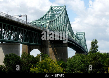 Montreal,Canada,16 July,2017.The Jacques Cartier bridge spanning the St-Lawrence river in Montreal,Quebec.Credit:Mario Beauregard/Alamy Live News Stock Photo