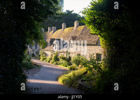 Early morning sunlight over Arlington Row. Bibury, Cotswolds, Gloucestershire, England Stock Photo