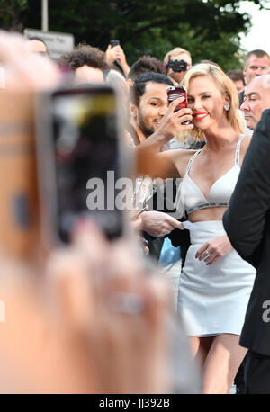 Berlin, Germany. 17th July, 2017. Actress Charlize Theron arrives at the world premiere of the film 'Atomic Blonde' in Berlin, Germany, 17 July 2017. Photo: Paul Zinken/dpa/Alamy Live News Stock Photo