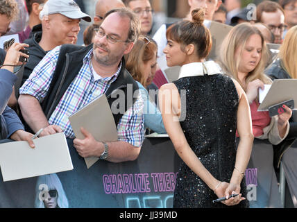 Berlin, Germany. 17th July, 2017. Actress Sofia Boutella arrives at the world premiere of the film 'Atomic Blonde' in Berlin, Germany, 17 July 2017. Photo: Paul Zinken/dpa/Alamy Live News Stock Photo