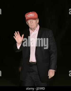 Washington, DC. 16th July, 2017. US President Donald Trump returns to the White House on July 16, 2017 in Washington, DC. - NO WIRE SERVICE - Photo: Olivier Douliery/Consolidated/dpa/Alamy Live News Stock Photo