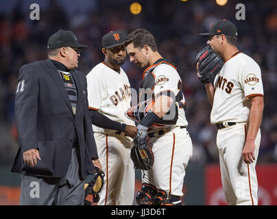 San Francisco Giants J.T. Snow argues with the first base umpire Tony  Randazzo after being called out at first in a fifth inning doubleplay  against the Arizona Diamondbacks on June 29, 2005