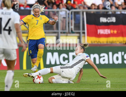 Breda, Netherlands. 17th July, 2017. Germany's Kristin Demann (R) and Sweden's Lisa Dahlkvist vie for the ball during the UEFA Women's Euro 2017 group stage soccer match Germany and Sweden in the Rat Verlegh Stadium in Breda, Netherlands, 17 July 2017. Photo: Carmen Jaspersen/dpa/Alamy Live News Stock Photo