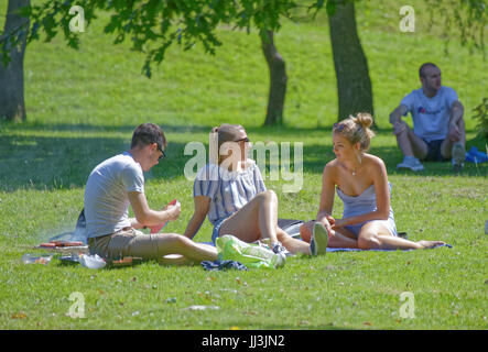 Glasgow, Scotland, UK. 18th July. Summer weather returns and people enjoy the summer in the city's Partick as Scotland catches some of the scorching UK weather Credit Gerard Ferry/Alamy news Stock Photo
