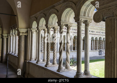Basilica di San Giovanni in Laterano (St. John Lateran basilica). Inner patio surrounded by beautiful twisted columns of inlaid marble. Italy, Rome, Stock Photo