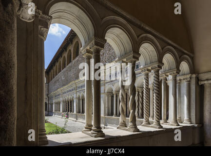Basilica di San Giovanni in Laterano (St. John Lateran basilica). Inner patio surrounded by beautiful twisted columns of inlaid marble. Italy, Rome, Stock Photo