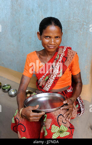 INDIA Chhattisgarh, Bastar, tribal Gond woman / INDIEN Chhattisgarh , Bastar, Adivasi Frau des Gond Stammes, indische Ureinwohner Stock Photo