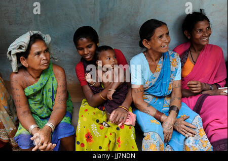 INDIA Chhattisgarh, Bastar, tribal Gond woman / INDIEN Chhattisgarh , Bastar, Adivasi Frau des Gond Stammes, indische Ureinwohner Stock Photo