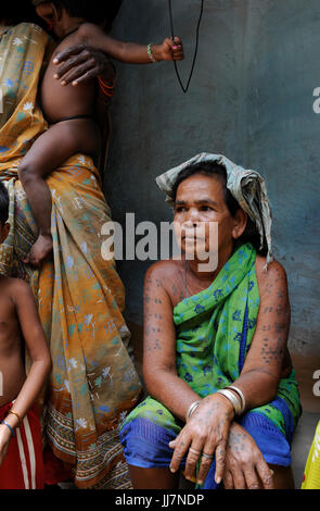 INDIA Chhattisgarh, Bastar, tribal Gond woman / INDIEN Chhattisgarh , Bastar, Adivasi Frau des Gond Stammes, indische Ureinwohner Stock Photo