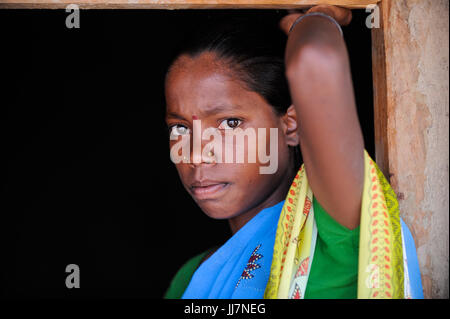 INDIA Chhattisgarh, Bastar, tribal Gond woman in door of hut / INDIEN Chhattisgarh , Bastar, Adivasi Frau des Gond Stammes, indische Ureinwohner Stock Photo