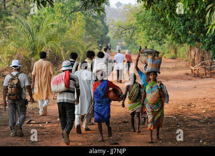 INDIA Chhattisgarh, Bastar, tribal Gond women coming from market / INDIEN Chhattisgarh , Bastar, Adivasi Frauen des Gond Stammes, indische Ureinwohner, kommen vom Markt Stock Photo