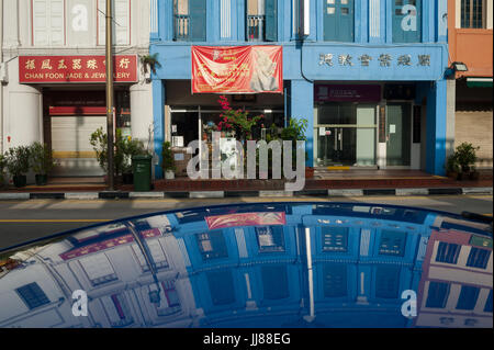 16.07.2017, Singapore, Republic of Singapore, Asia - Traditional shop houses are reflected in a car roof in Singapore's Chinatown district. Stock Photo