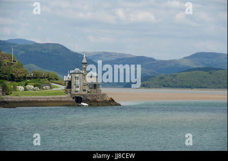 A beautiful house surrouned by stunning landscape on the Afon Mawddach (River Mawddach) Estuary at Barmouth in Wales Stock Photo