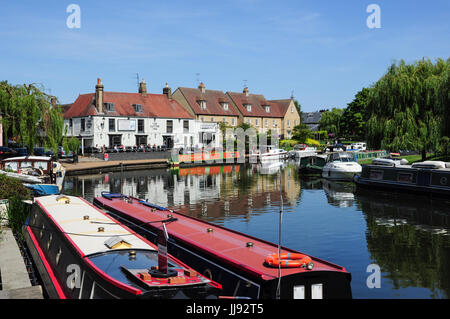 Moored boats on the Great Ouse River and near the Cutter Inn, Ely, Cambridgeshire, England, UK Stock Photo