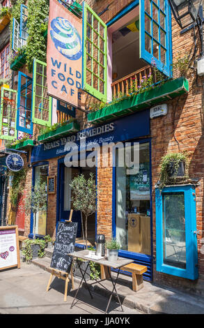 Neal's Yard Remedies, an 'Ethical Organic Health and Beauty' business with Wild Food Cafe, an organic vegetarian cafe in Neal's Yard, Seven Dials, Lon Stock Photo