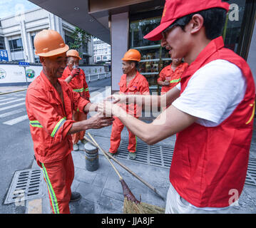 Yuyao, China's Zhejiang Province. 19th July, 2017. Volunteers send mung bean soup to platelayers working in the sweltering heat in Yuyao City, east China's Zhejiang Province, July 19, 2017. Credit: Xu Yu/Xinhua/Alamy Live News Stock Photo