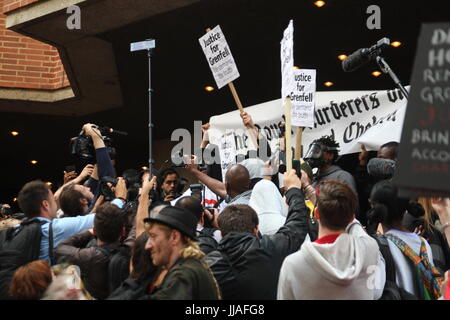 London, UK. 19th July 2017. Protesters gather on the steps outside the Kensington and Chelsea Council building as the council meets to  discuss the Grenfell disaster a month after it happened. Roland Ravenhill/Alamy Live News. Credit: Roland Ravenhill/Alamy Live News Stock Photo