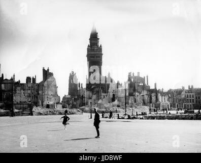 The image from the Nazi Propaganda! shows Dunkirk (Dunkerque), which was destroyed for the most part during the fights between the German troops and the encircled British troops in the spring of 1940, after the seizure by the German troops, 20 August 1940. In the background, the city hall is pictured. Fotoarchiv für Zeitgeschichte | usage worldwide Stock Photo