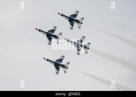 The aerobatic team USAF Thunderbirds impressed the audience with a spectacular flying display of their F-16's at RIAT 2017 Stock Photo
