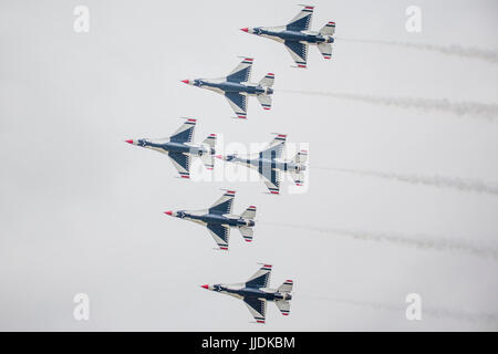 The aerobatic team USAF Thunderbirds impressed the audience with a spectacular flying display of their F-16's at RIAT 2017 Stock Photo