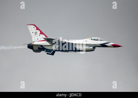 The aerobatic team USAF Thunderbirds impressed the audience with a spectacular flying display of their F-16's at RIAT 2017 Stock Photo