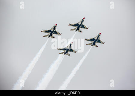 The aerobatic team USAF Thunderbirds impressed the audience with a spectacular flying display of their F-16's at RIAT 2017 Stock Photo