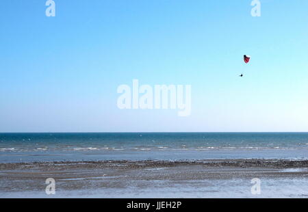 AJAXNETPHOTO. WORTHING, ENGLAND. - SEA VIEW - A POWERED PARAGLIDER FLIES OVER THE TIDELINE.  PHOTO:JONATHAN EASTLAND/AJAX REF:GX141604 3907 Stock Photo