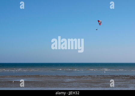 AJAXNETPHOTO. WORTHING, ENGLAND. - SEA VIEW - A POWERED PARAGLIDER FLIES OVER THE TIDELINE.  PHOTO:JONATHAN EASTLAND/AJAX REF:GX141604 3908 Stock Photo