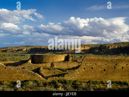 View S at the rear wall of Chetro Ketl Pueblo, Chaco Canyon, New Mexico, showing multi-storey houses and a circular tower kiva (ceremonial room). Stock Photo