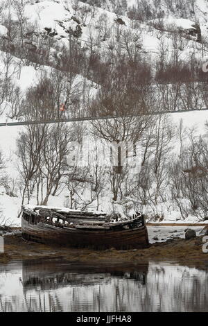 Shipwreck-abandoned wooden boat at Sildpolltjonna bay-south shore of Sildpollnes-peninsula in the Austnesfjorden. Koneaheia mt.background-Vagan kommun Stock Photo