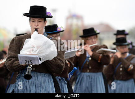 A group of musicians in traditional Bavarian costumes take part in the traditional parade at Oktoberfest in Munich, Germany, 18 September 2016. Millions of visitors from all over the world are again expected at the 183rd Oktoberfest, which runs until 03 October 2016. Photo: ANDREAS GEBERT/dpa | usage worldwide Stock Photo