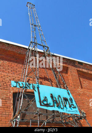 A metal Eiffel Tower look-alike stands with Junklahoma sign at an antique shop in Piedmont Oklahoma. Stock Photo