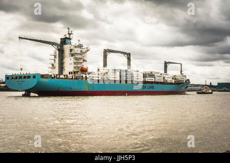 Maersk container ship berthing at Tilbury Docks, Tilbury, Essex, UK Stock Photo