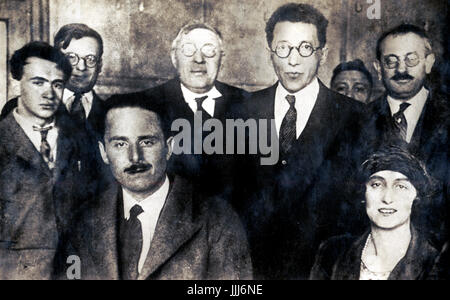 Sir Oswald Mosley and Lady Cynthia Mosley photographed with  visiting American Jewish Socialists in 1926. Mosley (16 November 1896 - 3 December 1980) was the leader of the British Union of Fascists from 1932 to 1940.  Leader of the Union Movement, from 1948 until his death.  Married to Cynthia Curzon (1896-1933). Stock Photo