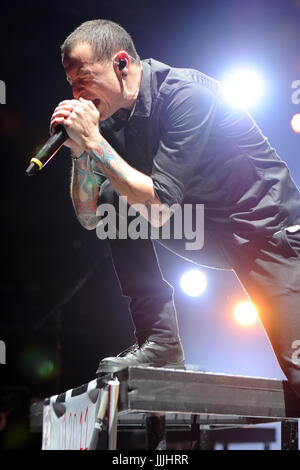 Chester Bennington of Linkin Park performs at the Bank Atlantic center n Fort Lauderdale, Florida on January 20, 2011 i © MediaPunch Inc./MPI04 Stock Photo