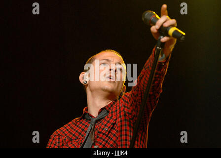 FILE PICS: 20th July, 2017. Donington Park, Derbyshire UK. 9th Jun, 2007. Chester Bennington, the lead singer of Linkin Park has passed away at the age of 41 today 20th July 2017 - Chester Bennington of Linkin Park photographed during their performance at Download Festival 2007 - day two 9th June 2007 at Donington Park, Derbyshire Credit: Ben Rector/Alamy Live News Stock Photo