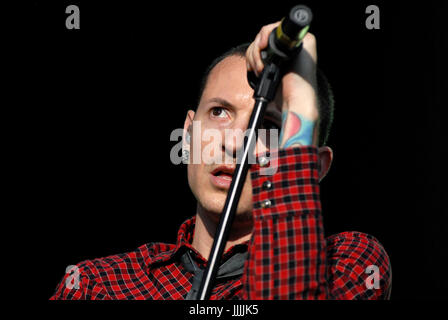 FILE PICS: 20th July, 2017. Donington Park, Derbyshire UK. 9th Jun, 2007. Chester Bennington, the lead singer of Linkin Park has passed away at the age of 41 today 20th July 2017 - Chester Bennington of Linkin Park photographed during their performance at Download Festival 2007 - day two 9th June 2007 at Donington Park, Derbyshire Credit: Ben Rector/Alamy Live News Stock Photo