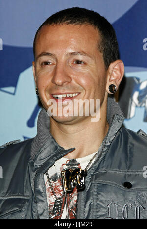 Hollywood, Los Angeles, USA. 07th Sep, 2008. Singer Chester Bennington of US band 'Linkin Park' poses in the press room at the 2008 MTV Video Music Awards at Paramount Studios in Hollywood, Los Angeles, USA, 07 September 2008. Photo: Hubert Boesl | usage worldwide/dpa/Alamy Live News Stock Photo
