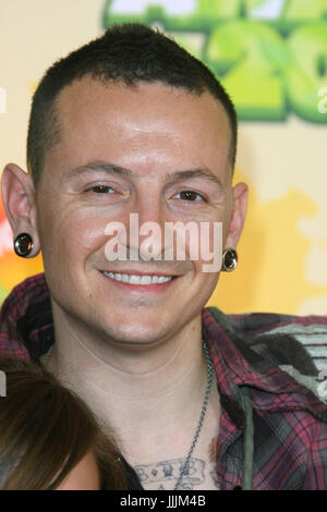 Westwood, Los Angeles, USA. 28th Mar, 2009. US musician Chester Bennington of the band ?Linkin Park? arrives at the Nickelodeon?s Kids? Choice Awards 2009 at Pauley Pavillion in Westwood, Los Angeles, USA, 28 March 2009. Kids honoured their favorites by casting over 90 million votes in 18 categories from 02 to 28 March. Photo: Hubert Boesl | usage worldwide/dpa/Alamy Live News Stock Photo
