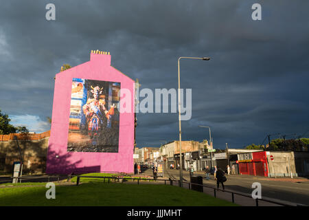 Glasgow, Scotland, UK. 20th July, 2017. Uk weather - dark clouds over Glasgow contrast with one of three 75th birthday murals of Billy Connolly -  this one near Barrowland Park is 'Big Yin' by Rachel Maclean Credit: Kay Roxby/Alamy Live News Stock Photo