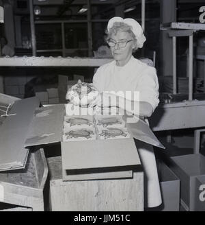 1970s, Workers at the Peek Frean's manufacturing company in Bermondsey, South London, England, producing Mrs Peek's precooked Christmas puddings, made famous during WW1. Stock Photo
