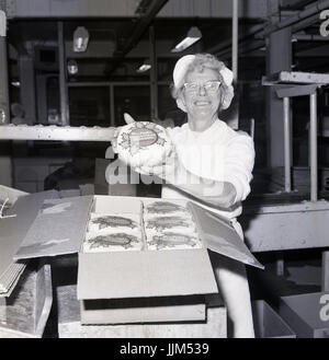 1970s, Workers at the Peek Frean's manufacturing company in Bermondsey, South London, England, producing Mrs Peek's precooked Christmas puddings, made famous during WW1. Stock Photo