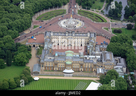 Aerial view of the gardens at the rear of Buckingham Palace in London ...