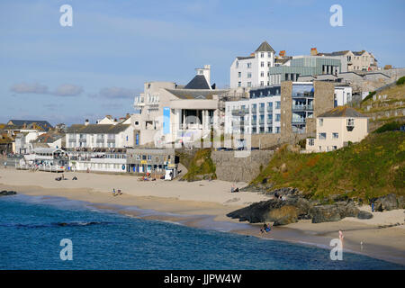 The Tate, St Ives seen across Porthmeor Beach, Cornwall Stock Photo