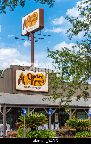 Cracker Barrel restaurant and Old Country Store in Valdosta, Georgia, USA. Stock Photo