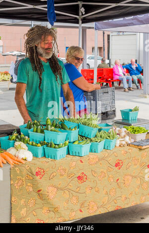 Produce Stand, Downtown Farmers Market, Queen Elizabeth Plaza, Vancouver, British Columbia, Canada. Stock Photo