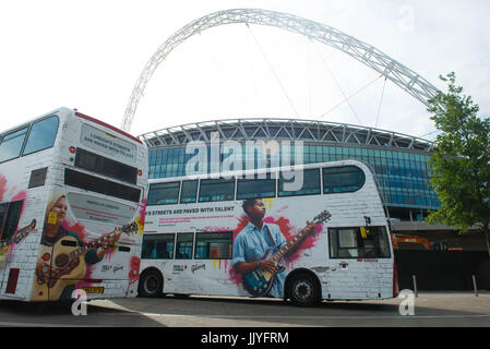 London, United Kingdom. 21th July 2017.   Dire Straits frontman Mark Knopfler unveils two iconic London buses to celebrate launch of Gigs, in association with Gibson, on the eve of International Busking Day. Gigs enters its next phase today with performances taking place around the city   Young musicians competing to be named the capital’s top buskers will perform aboard two specially commissioned London buses this weekend to help mark International Busking Day, and to launch the next phase of Gigs, the Mayor of London’s annual busking competition. Michael Tubi / Alamy Live News Stock Photo