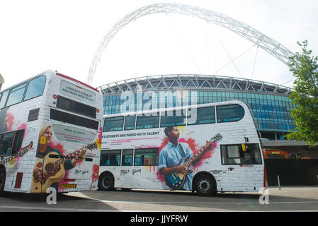 London, United Kingdom. 21th July 2017.   Dire Straits frontman Mark Knopfler unveils two iconic London buses to celebrate launch of Gigs, in association with Gibson, on the eve of International Busking Day. Gigs enters its next phase today with performances taking place around the city   Young musicians competing to be named the capital’s top buskers will perform aboard two specially commissioned London buses this weekend to help mark International Busking Day, and to launch the next phase of Gigs, the Mayor of London’s annual busking competition. Michael Tubi / Alamy Live News Stock Photo